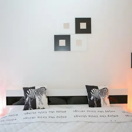 Stylish Flora Apartment *