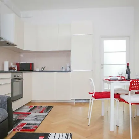 Apartment Stylish A Few Steps From Metro
